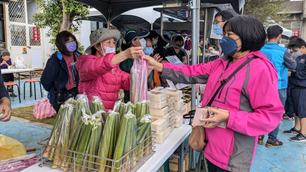 現場民眾踴躍購買茭白筍