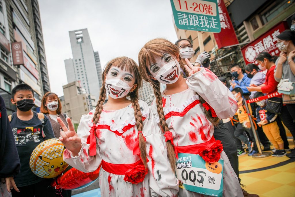 ▲今年萬聖節以「百鬼夜行 恐懼狂飆」為主題，期望讓民眾在府中商圈感受到最恐懼、最精彩的萬聖節氛圍，圖為2021府中搞什麼鬼資料照。(圖/經發局提供)