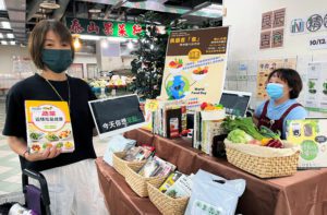 ▲新北市圖泰山分館響應「世界糧食日」，於市場內擺設精神食糧快閃書攤，推廣正確的食育觀念，從閱讀中培養對食材的認同感，多吃健康的食物。(圖/新北市圖提供)