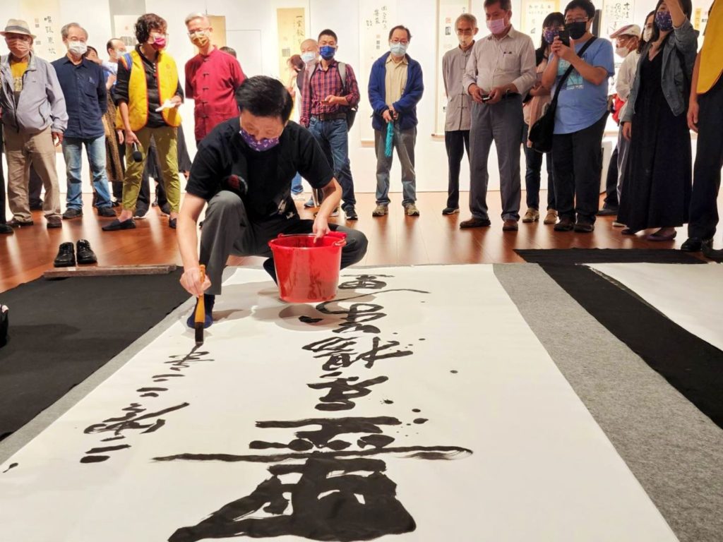 中國書法學會理事長陳銘鏡現場大地揮毫的氣勢，讓人讚賞有加。（記者 辛澎祥/攝）