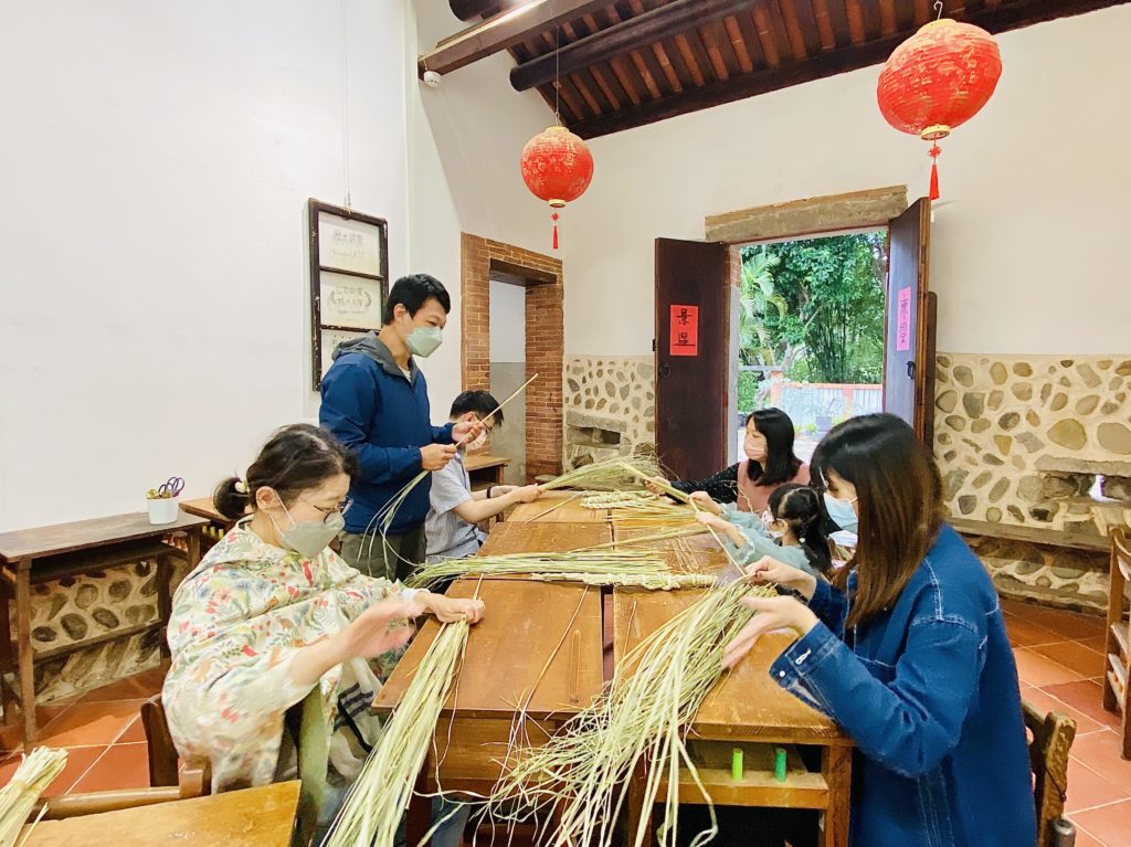 ▲淡水古蹟博物館與淡水休閒農業協會合作預計在程氏古厝舉辦「公司田溪生活市集」活動，邀請大家來體驗草刀DIY。(圖/淡古提供)