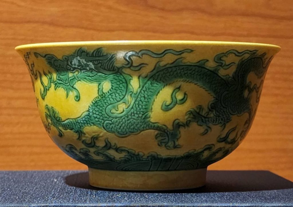 大明弘治年製鬥彩綠龍黃釉碗古物，是稀有且具高貴優雅特質的珍品，甚具鑑賞與典藏價值的珍品。（圖/曾國良 提供）