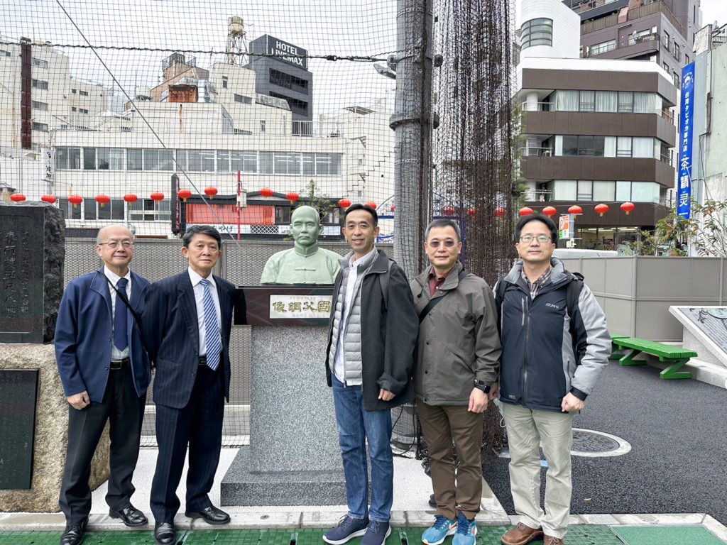 國父紀念館訪問團於校園合影（左起：関廣佳副理事長、羅鴻健理事長、王蘭生館長、楊得聖組長、鍾文博研究員） (1)