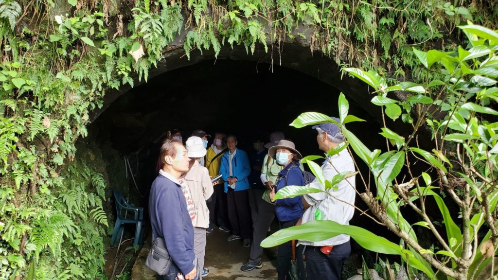 社區近期也邀請在地的淘金達人陳石成進行社區步道解說與導覽 (1)