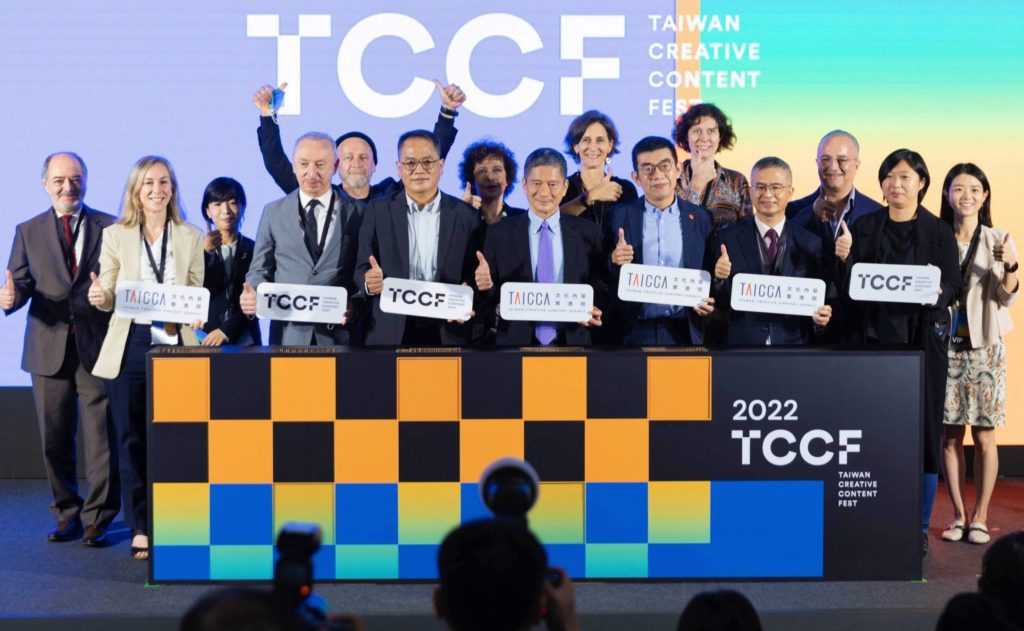 TCCF主協辦方與國內外產業界代表齊聚開幕會場，大合照見證歷史新頁。（記者 辛澎祥/攝）
