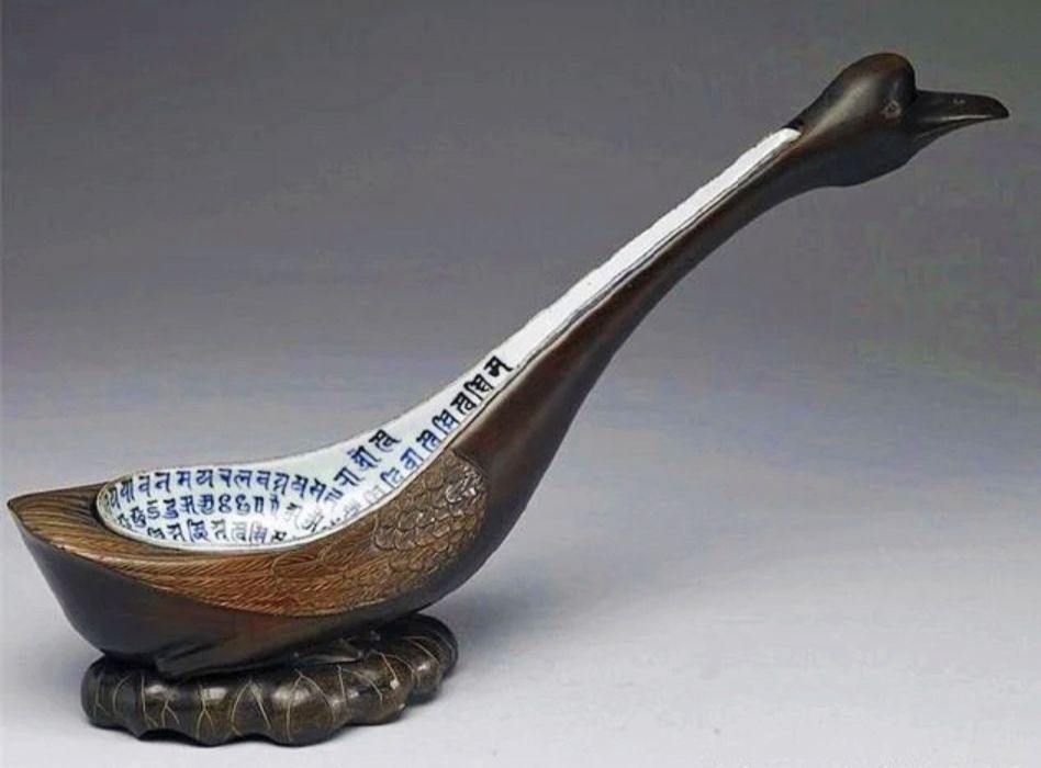 台北故宮所珍藏的明代青花瓷大勺，也是同器品中的唯一，延伸出古物的高貴氣息與特質。（圖/故宮文物 曾國良 提供）