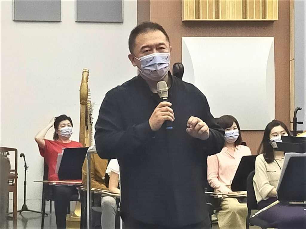 音樂總監江靖波表示，邀請到多位知名音樂家加入演出，讓音樂會更有看頭。（記者 辛澎祥/攝）