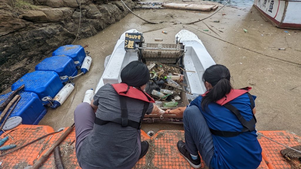 颱風後湛鬥機收集海漂垃圾及浮石