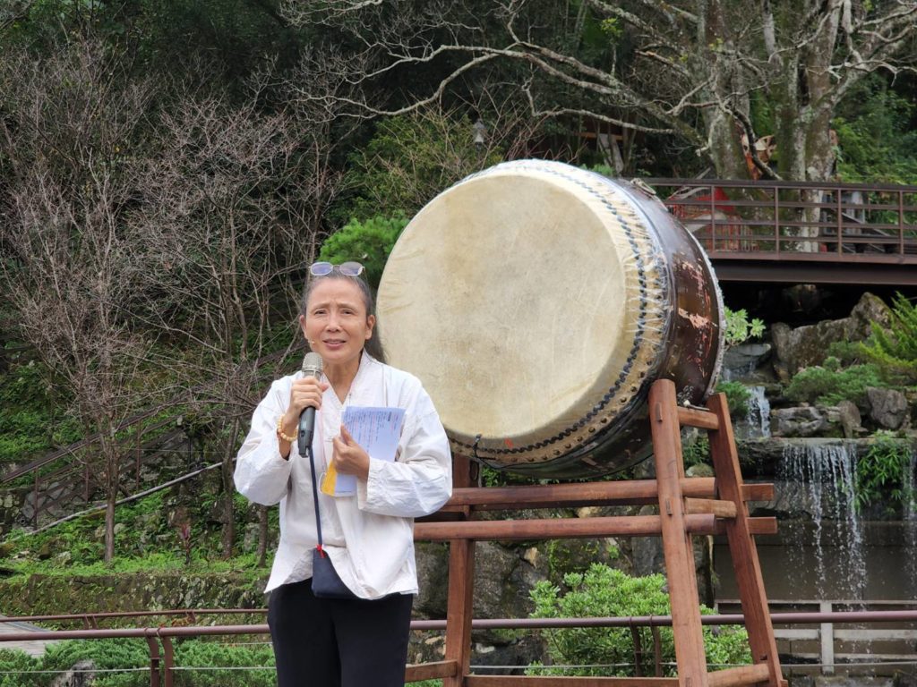 優人神鼓創辦人劉若偊致詞時表達對地景藝術所賦予的意義與期待。（記者 辛澎祥/攝）