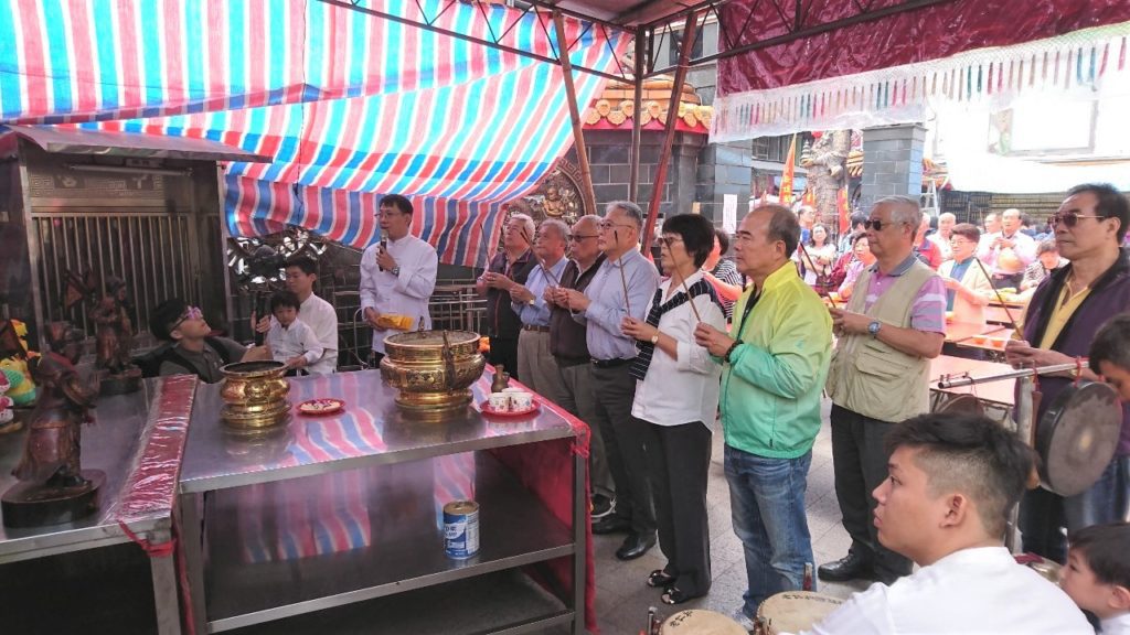 以湧蓮寺為首帶領居民一齊祭祀國姓爺(此為過往活動照片)