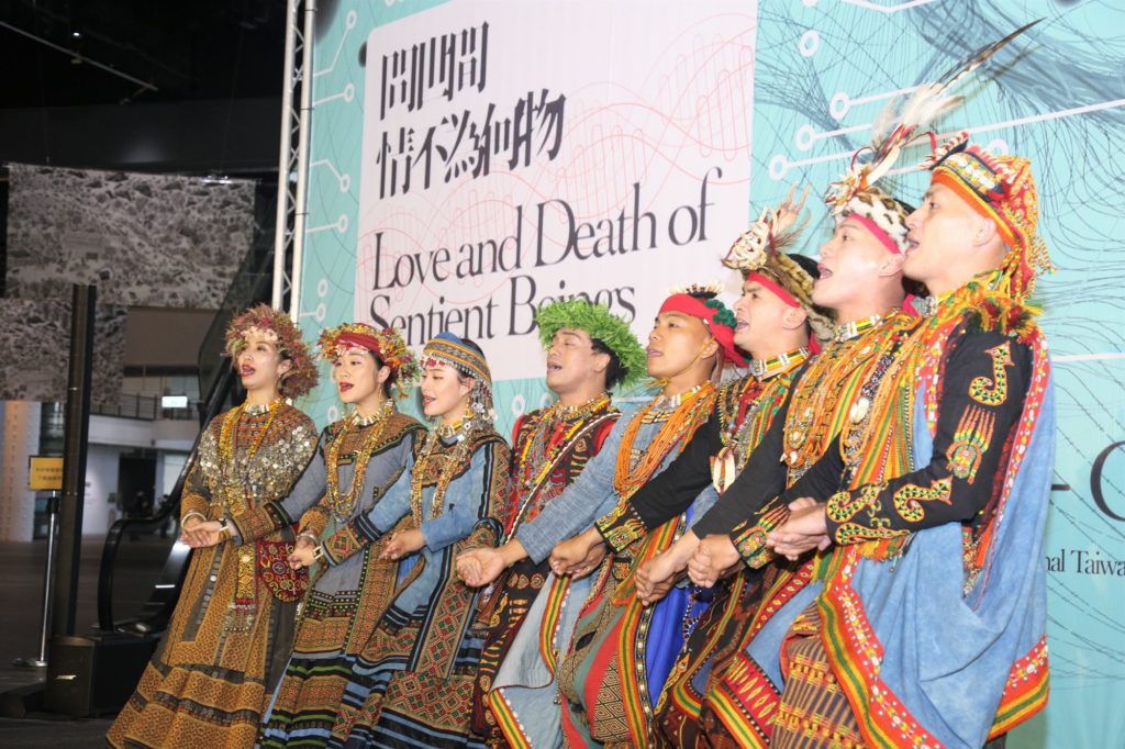 蒂摩爾古薪舞集所呈現的排灣族吟唱揭開了臺灣美術雙年展的開展序幕。（圖/國美館 提供）
