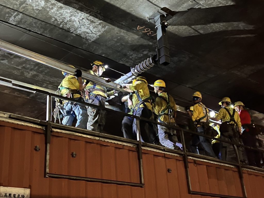 施工階段採全國首創工法進行更換，在不影響行車狀況下逐步切換為導電軌系統。