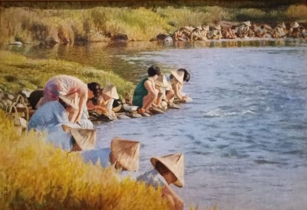 李梅樹作品「清溪浣衣」，1981年，生動描繪村裡婦女在河邊洗衣情 景。（記者 陳安婷/攝）