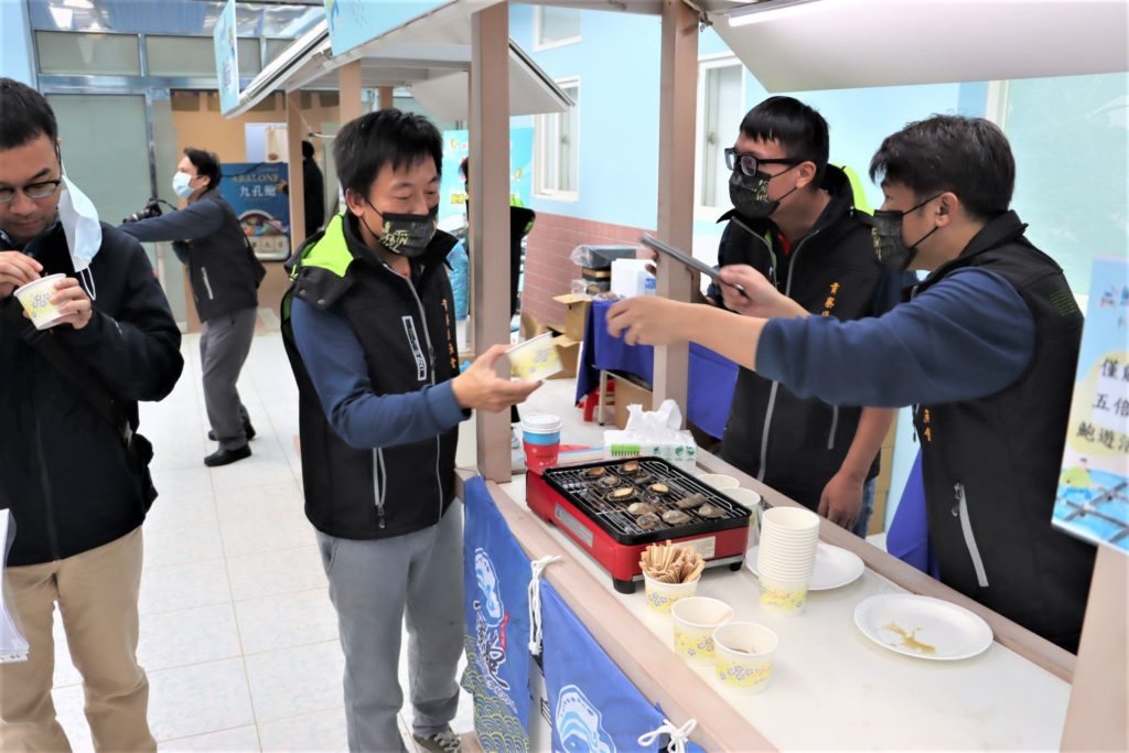 ▲試吃品嚐鮮美鮑魚讓人印象深刻。（圖/新北漁業處 提供）