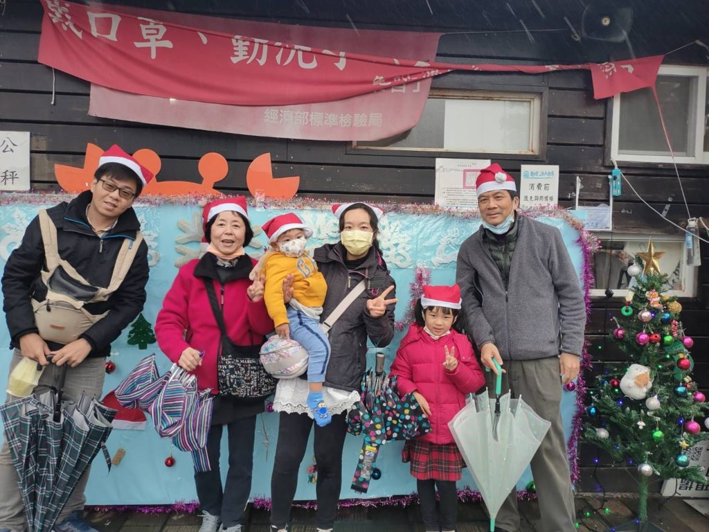 ▲全家大小到龜吼漁夫市集採買魚貨過耶誕節,歡樂滿年。(圖/新北漁業處 提供)