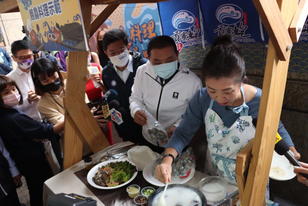 阿芳老師示範美味貢寮鮑料理，侯市長都說讚。（圖/漁業處提供）