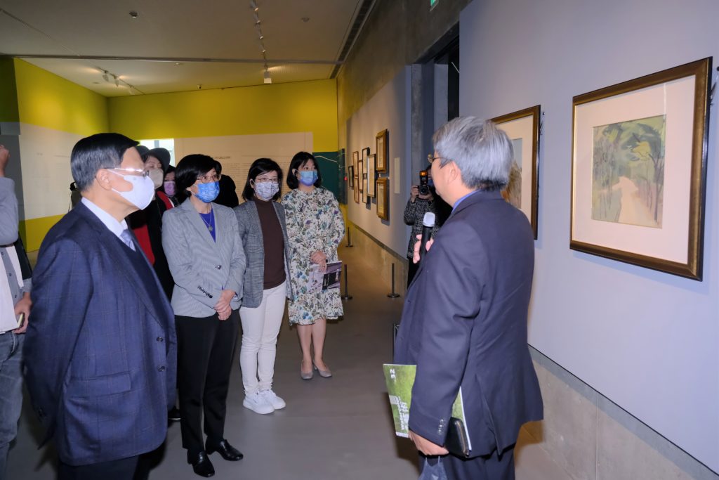 亞大現代美術館長潘襎介紹巡迴展展區，及蕭如松畫作風格、創作內容