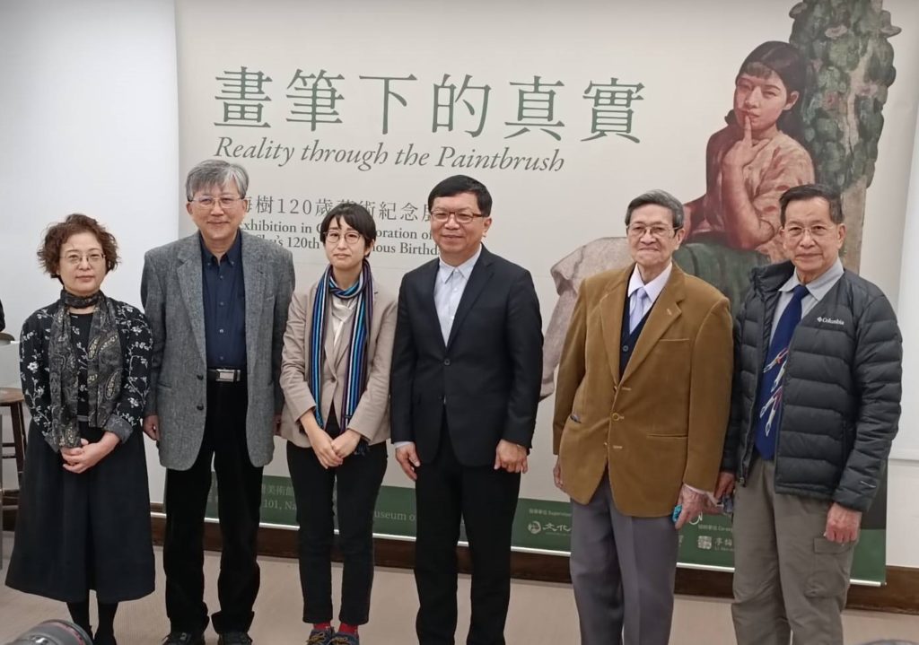 李梅樹文教基金會執行長李景文(右起)、李梅樹紀念館長李景光、文化部次長李連權、日本佐賀縣立美術館學藝員秋山沙也子、國美館長廖仁義及策展人薛燕玲合影