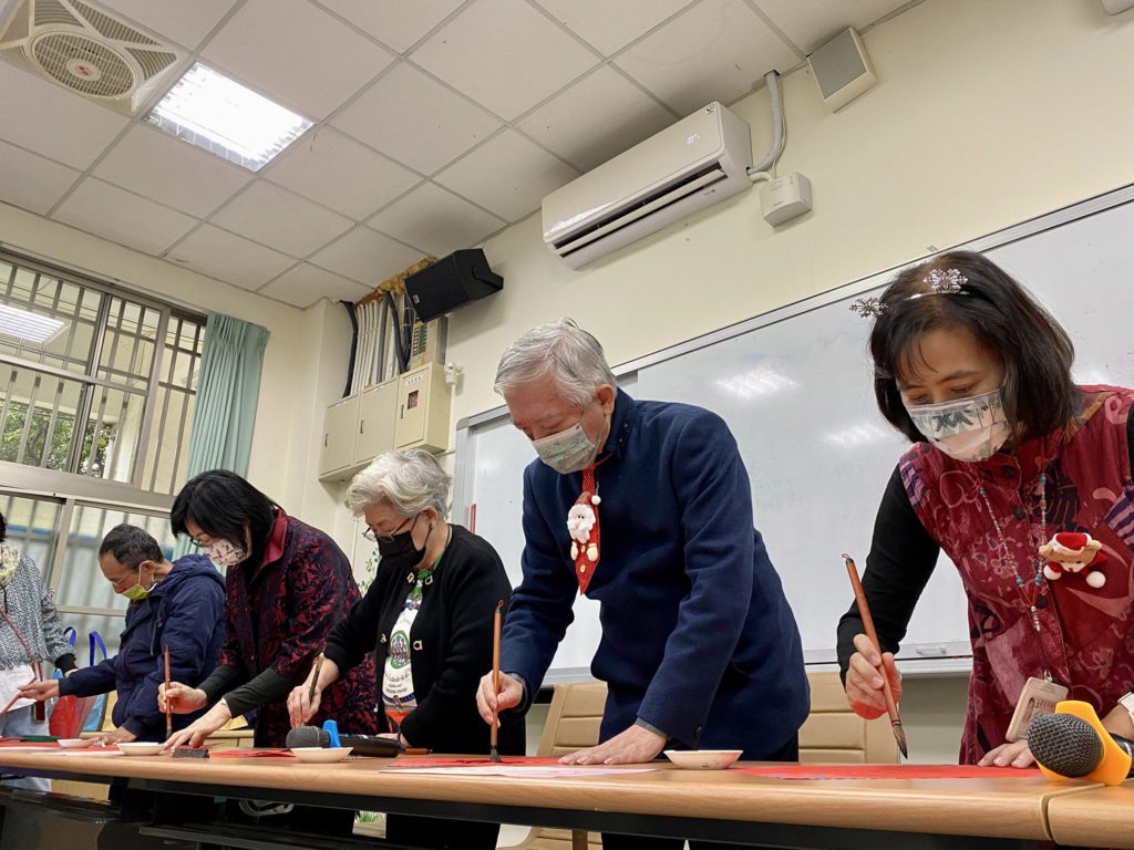 史博館館長梁永斐(右2)與東門國小校長簡邑容(右1)、書法家等共同揮毫。