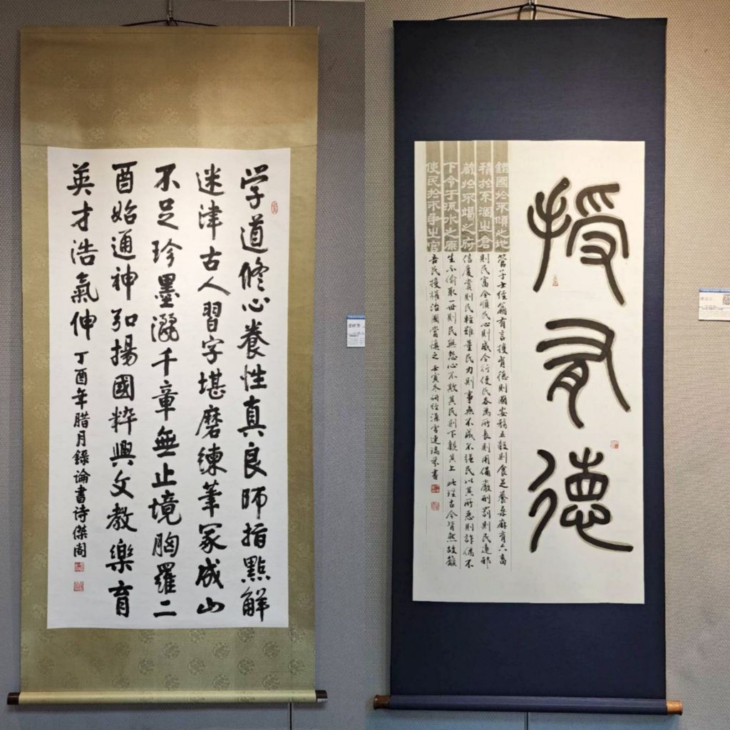 ▲連勝彥大師（左）與連瑞芬老師的展出作品，充滿了養心皓氣之美。（記者 辛澎祥/攝）