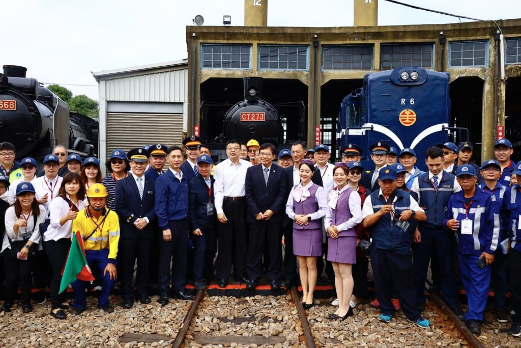 ▲臺鐵局舉辦「臺鐵14代同堂」- 扇形車庫啟用100年慶祝活動，員工同歡。（圖/臺鐵提供）