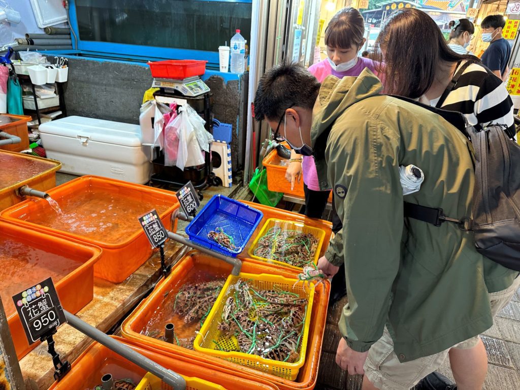 ▲龜吼漁夫市集的活跳海鮮應有盡有。（圖/新北漁業處 提供）