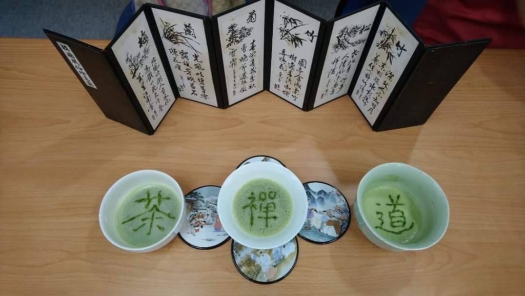 ▲源自唐朝”茶百戲”是以茶和水繪出各式各樣的文字或圖案，到了宋代發展到顛峰，成為文人雅士之間推崇的一種雅集藝文活動。爾後，清水畫丹青的古法技藝漸漸被世人遺忘。於2017年茶百戲被列入福建省非物質文化遺產。(圖/王淑娟提供)