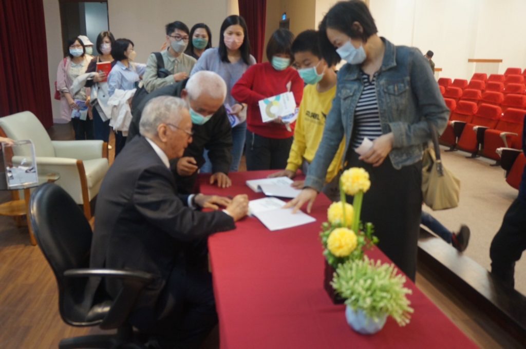 ▲黑幼龍（左）為每位愛書人在書頁上簽名。（圖/金門文化局 提供）