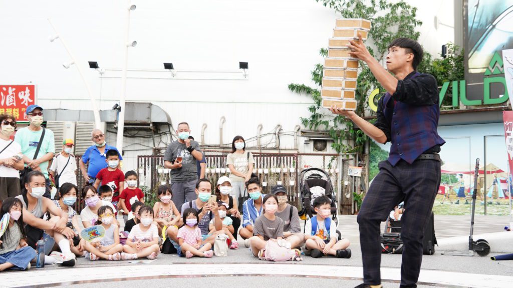 街頭藝人戴郁仁的砌磚雜技表演