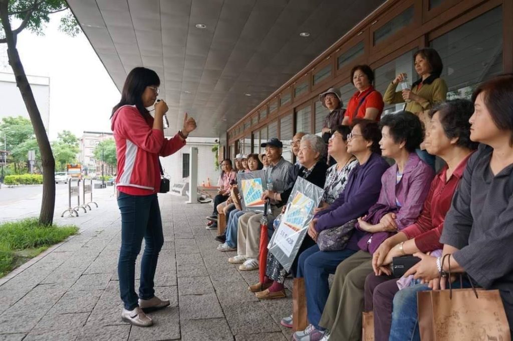 ▲李秀治的導覽解說讓婆婆媽媽易於掌握。（圖/新北漁業處 提供）