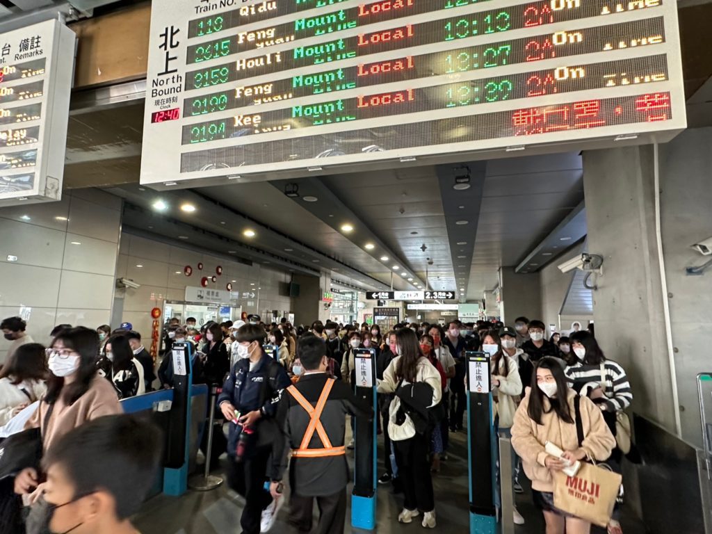 ▲假期搭車民眾在車站仍維持正常秩序。（圖/台鐵 提供）