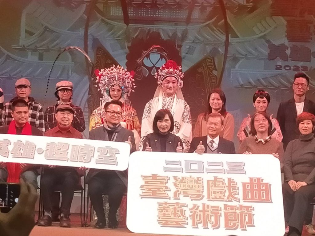 ▲臺灣戲曲藝術節的主辦單位與劇團代表合影留念。(記者 辛澎祥/攝)