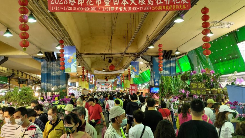 ▲台北建國花市搶購年節花卉的人潮，場面熱烈。（圖/台北市產發局 提供）