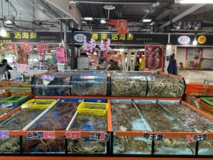 富基魚市攤商除供應年菜預訂亦供應生鮮活海鮮供民眾選購