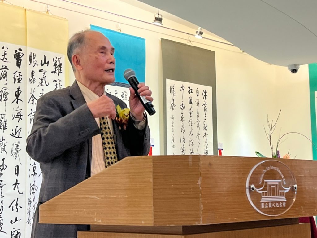 ▲蔣夢龍老師在個展開幕式上與大家分享他70年創作生涯的歷程。（圖/蔣健宜 提供）