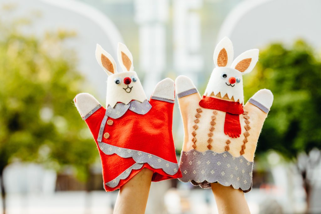 無獨有偶工作室劇團設計立體造型的小兔子手套偶