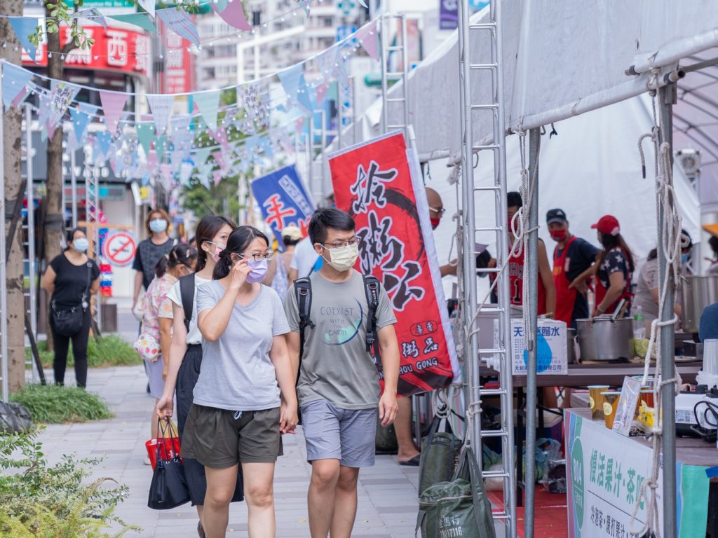 經發局推出「彩色情人節」系列活動，以白色情人節及黑色情人節主題，將府中商圈營造為代表性的戀愛地標。（圖/經發局提供）