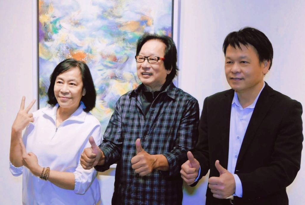 ▲台中市文化局副局長曾能汀（右起）新加坡藝術家黃意會及策展人賴慕芬合影留念。（圖/華巍藝術新聞網 提供）