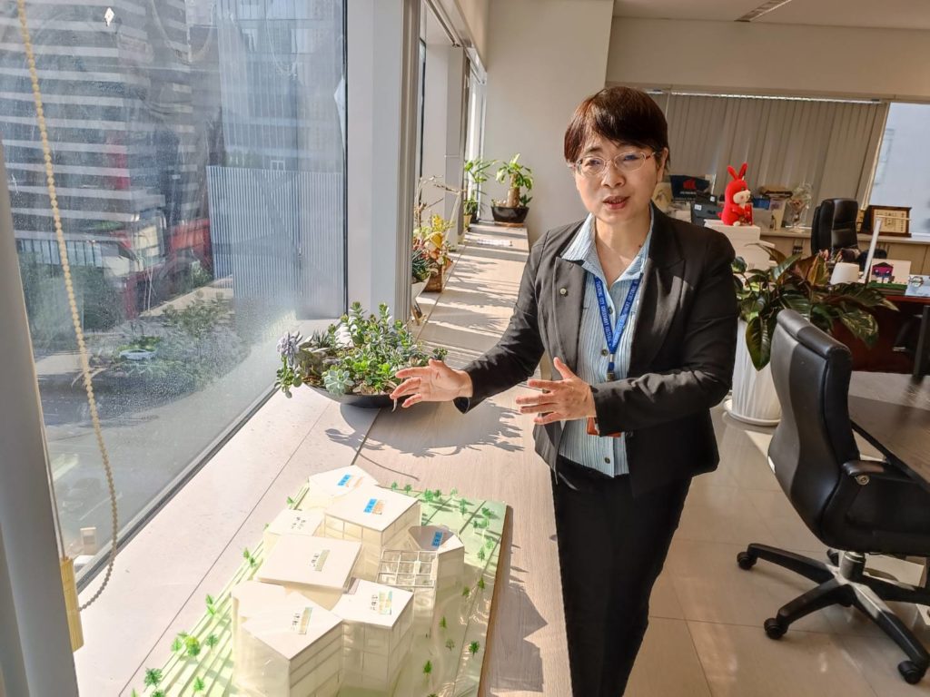 陳佳君局長辦公室擺有綠美圖模型，她強調以「公園中的圖書館、森林中的美術館」的理念，打造為國際級建築。（記者　辛澎祥/攝）