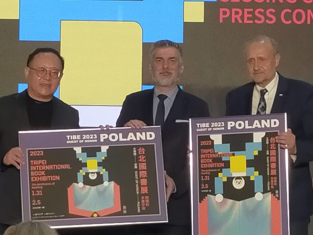 ▲史哲部長（左）將波蘭主題國的書展海報贈送給波蘭書展代表團。（記者 辛澎祥/攝）