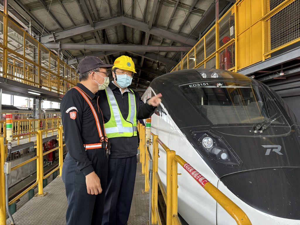 ▲杜微局長巡視列車情況。（圖/臺鐵 提供）