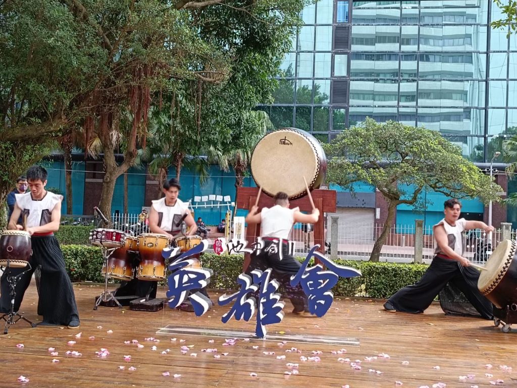 十鼓擊樂團多樣化民族擊樂，令人震撼。（記者 陳安婷/攝）