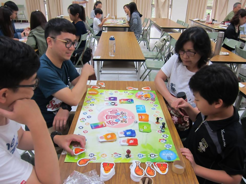 總館辦理「愛寵一生-愛寵咖桌遊體驗」學習寵物飼養知識與觀念。（圖/文化局提供）