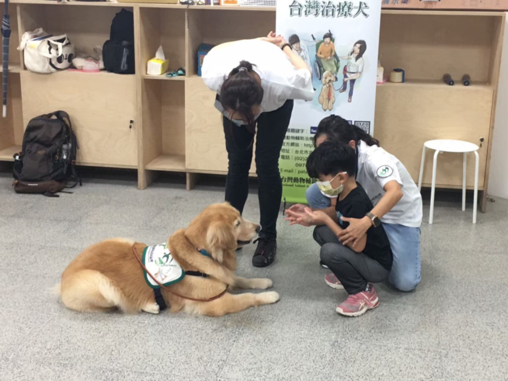 大墩分館辦理「與治療犬一起愛護動物大行動」講座 。（圖/文化局提供）