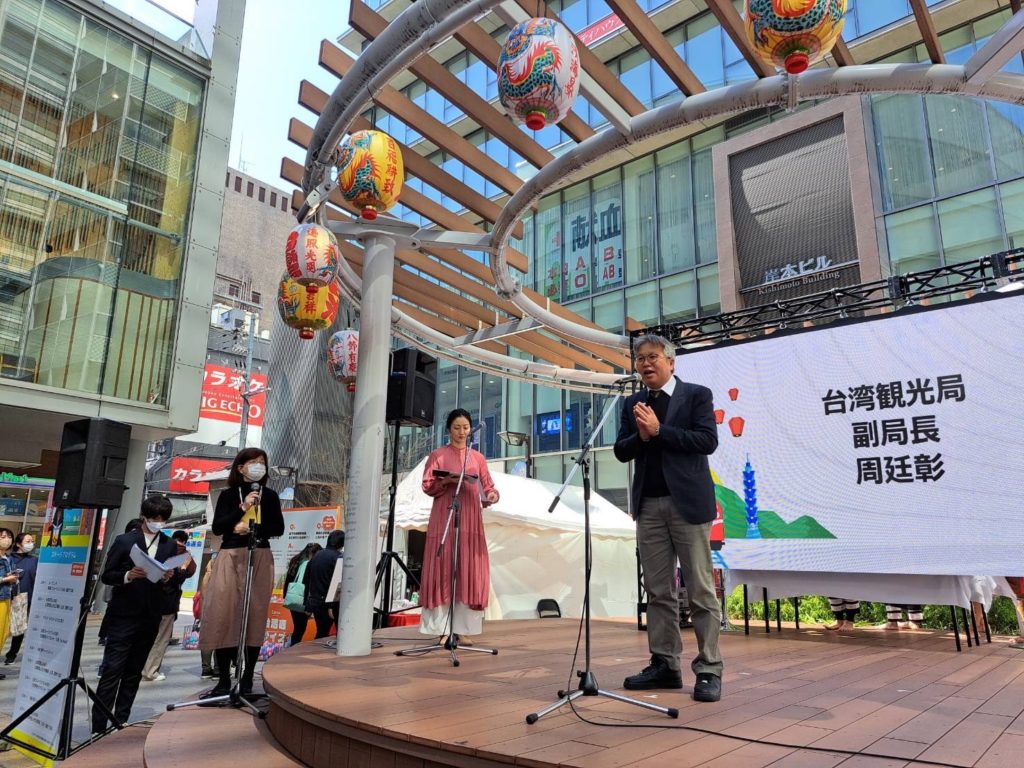 ▲觀光局周廷彰副局長（右）於大阪hoop舉辦的「台灣觀光road show」為活動加油。（圖/觀光局 提供）