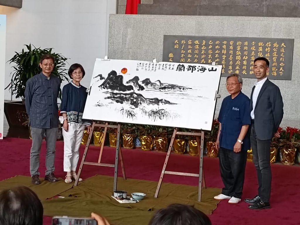 ▲王蘭生館長(右)與三位現場創作的藝術家們在完成作品前開心合影留念。(記者 辛澎祥/攝)