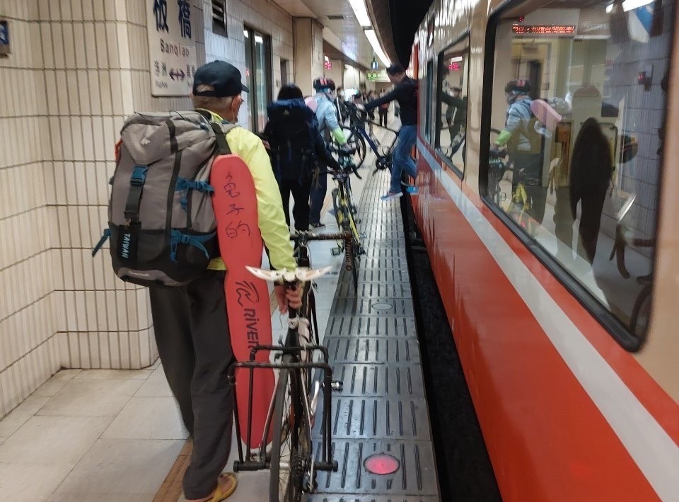 臺鐵局推出全台唯一結合鐵道+鐵馬觀光遊程的「兩鐵旅遊列車」