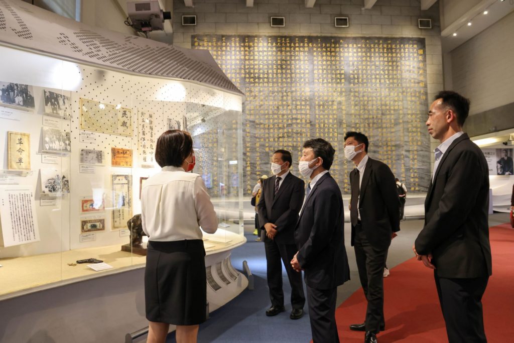 ▲在王蘭生館長（右一）的陪同下，日本橫濱中華學院理事會一行在館廳進行國父史蹟導覽。（圖/國父紀念館 提供）