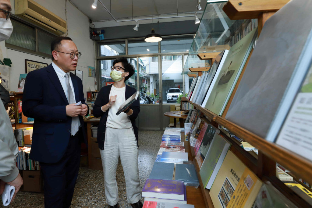 文化部長史哲(左)參觀臺中獨立書店-梓書房。（圖/文化部提供）