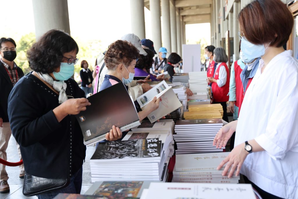 ▲民眾在國館「書香入懷」贈書現場踴躍翻閲及領取喜愛的書冊。(圖/國父紀念館 提供)